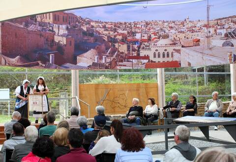 Im heiter-historischen Miteinander blicken die Wilferdinger Waschweiber Helene Schwarz (vorne links) und Monika Foemer beim ersten Frühlingsfest des Heimatvereins Remchingen hinter die Kulissen.