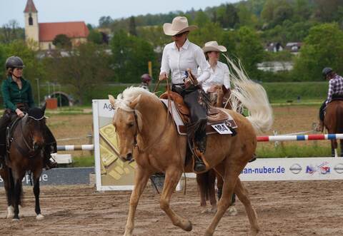 „Ranch Riding“ hieß die Prüfung, bei der am Sonntagnachmittag viele Zuschauer auf den Reitplatz am Bilfinger Ortsrand gekommen sind.