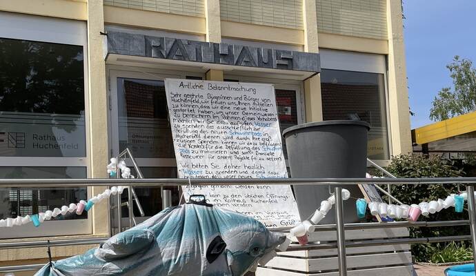 Am Rathaus in Huchenfeld: Ein Aufruf zum Wasserspenden.