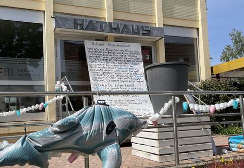 Am Rathaus in Huchenfeld: Ein Aufruf zum Wasserspenden.