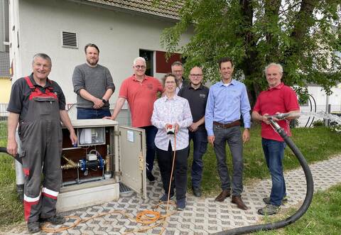 Wasser marsch: Über die neu konfigurierte Wasserentnahmestelle freuen sich Helmut Welzel (links) von den Stadtwerken, OGV-Vorsitzende Ulrike Fuchs, Marcel Kopf (ab Dritter von rechts), Stadtwerke-Prokurist Frederik Trockel, Werner Gehringer (zweiter OGV-Vorsitzender) sowie weitere Mitglieder aus Mühlhausen.