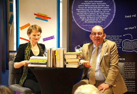 Anne-Dore Krohn und Denis Scheck geben Einblicke in Kafkas freundlichere Facetten.