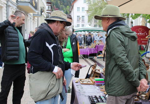 Um die Waren wird – wie an diesem Stand – heftig gefeilscht. Auf diese Art hat der eine oder andere Liebhaber am Sonntag gute Geschäfte in Bad Wildbad gemacht.