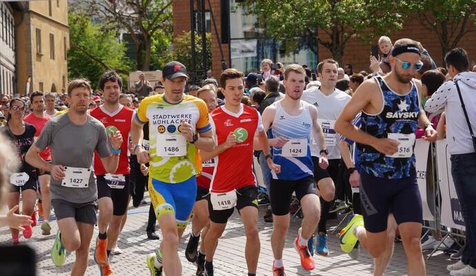 Als auf dem Kelterplatz der Zehn-Kilometer-Lauf startet, läuft der spätere Sieger Sebastian Kienle (im gelben Trikot) von Anfang an ganz vorne mit.
