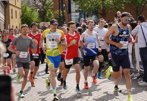 Als auf dem Kelterplatz der Zehn-Kilometer-Lauf startet, läuft der spätere Sieger Sebastian Kienle (im gelben Trikot) von Anfang an ganz vorne mit.