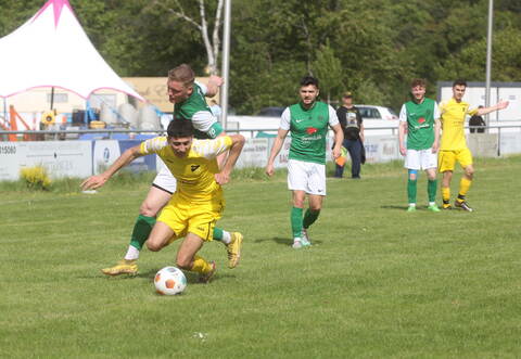 Zu Fall gebracht: Nach elf Spielen ohne Niederlage verliert der FV Lienzingen (gelbe Trikots) das Spitzenspiel in Öschelbronn verdientermaßen mit 0:4.