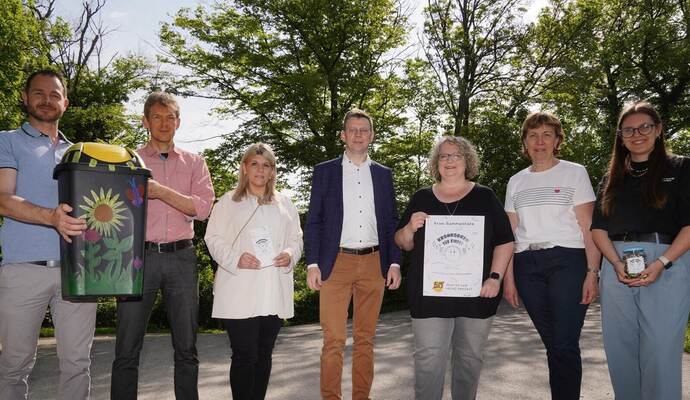 Kämpfelöbachs Bürgermeister Thomas Maag (von links), Rektor Frank Notar, Melissa Maier-Laub (Container Frey), Viktor Jeske (Sparkasse), Corina Kunzmann, Kathrin Hänsel (beide Förderverein) und „Kroni“-Erfinderin Lena Hein starten ein Kronkorken-Projekt. Kämpfelöbachs Bürgermeister Thomas Maag (von links), Rektor Frank Notar, Melissa Maier-Laub (Container Frey), Viktor Jeske (Sparkasse), Corina Kunzmann, Kathrin Hänsel (beide Förderverein) und „Kroni“-Erfinderin Lena Hein starten ein Kronkorken-Projekt.