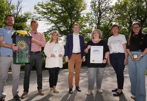 Kämpfelöbachs Bürgermeister Thomas Maag (von links), Rektor Frank Notar, Melissa Maier-Laub (Container Frey), Viktor Jeske (Sparkasse), Corina Kunzmann, Kathrin Hänsel (beide Förderverein) und „Kroni“-Erfinderin Lena Hein starten ein Kronkorken-Projekt.