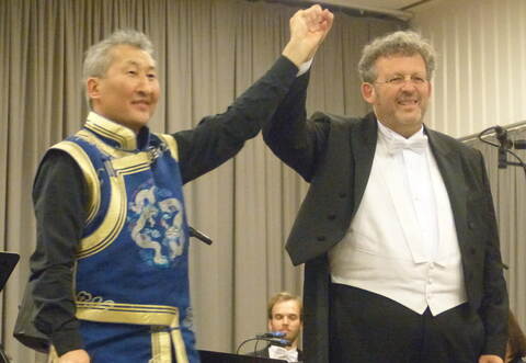 Vom Publikum enthusiastisch gefeiert: der mongolische Musiker Enkhjargal Dandarvaanchig und Mark Mast, Dirigent und Intendant des Schwarzwald Musikfestivals.