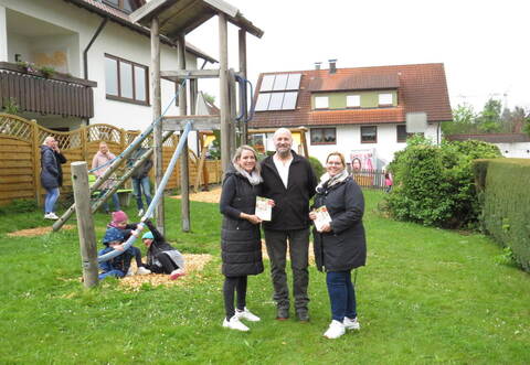 Stefanie Stapauk, Andreas Ehnis und Jessica Gojsilovic (von links) haben konkrete Pläne für die Neugestaltung des Spielplatzes in Schwarzenberg.