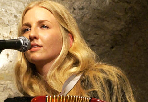 Wechselt scheinbar mühelos die Instrumente: Kristin Baker.