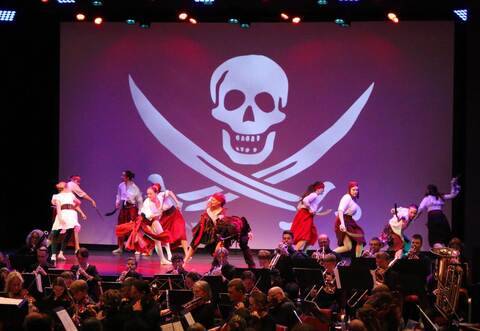 Kunstvolles Zusammenspiel: Zusammen mit dem Symphonieorchester der Kunst- und Musikschule bringt die Ballettschule Remchingen ausdrucksstarke Choreographien auf die Kulturhallenbühne.