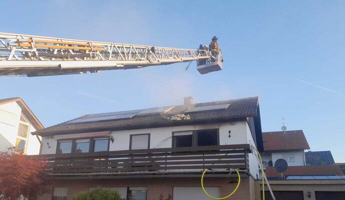 Auch die Drehleiter kommt bei der Brandbekämpfung zum Einsatz. Auch die Drehleiter kommt bei der Brandbekämpfung zum Einsatz.