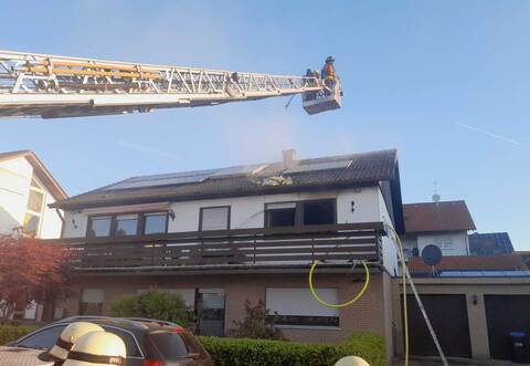 Auch die Drehleiter kommt bei der Brandbekämpfung zum Einsatz.