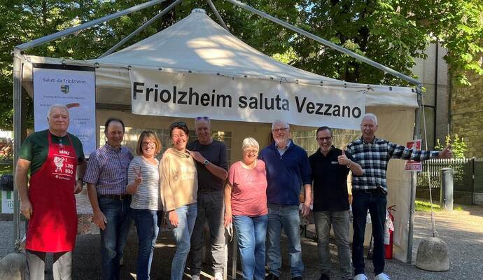 Die Delegation aus Friolzheim, angeführt von Bürgermeister Michael Seiß (Zweiter von rechts), verkauft ihre Waren mit Erfolg beim Fest des wilden Spargels in die Partnergemeinde Vezzano sul Crostolo.