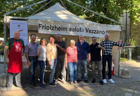 Die Delegation aus Friolzheim, angeführt von Bürgermeister Michael Seiß (Zweiter von rechts), verkauft ihre Waren mit Erfolg beim Fest des wilden Spargels in die Partnergemeinde Vezzano sul Crostolo.