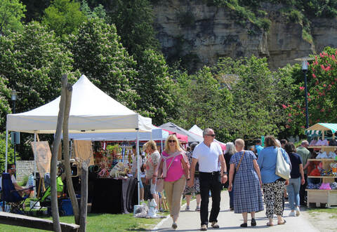 Schon ab 10 Uhr strömen am Sonntag die Besucher zum Kunsthandwerkermarkt in den Mühlacker Enzgärten, den die vhs Mühlacker dort seit dem Jahr 2016 veranstaltet.