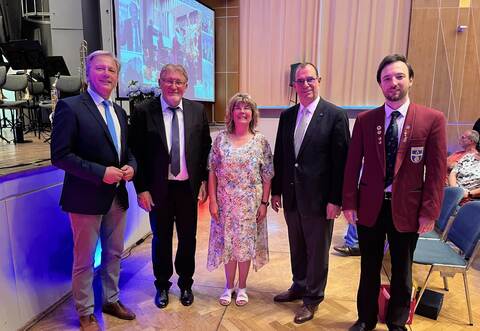 Heiko Genthner (von links), Erster Vorsitzender des Blasmusik-Kreisverbands Pforzheim-Enzkreis, verabschiedet Musikdirektor Horst Bartmann vom MV Mühlacker gemeinsam mit Pfarrerin Gabriele Sauer (Paulus-Gemeinde Mühlacker), dem Mühlacker Oberbürgermeister Frank Schneider und Stefan Bosch, Vorstandsvorsitzender des Musikvereins Mühlacker.