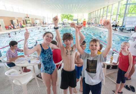 Auch der Nachwuchs um Lena Langenstein (vorne von links), Jonah Rosenfeld und Louis Weimann ist beim 24-Stunden-Schwimmen der DLRG Mühlacker gestartet.