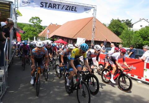Der Start des Elite-Amateur-Rennens „Rund um Keltern“ an der Ellmendinger Winzerhalle.