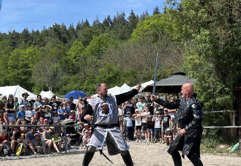 Schwertkämpfe gehörten am Wochenende beim Mittelaltermarkt in Mönsheim zum Programm.