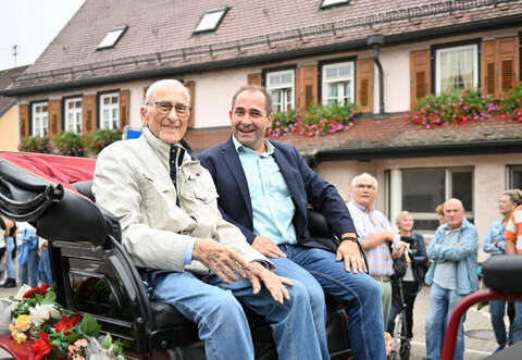 Ehrenplatz beim Jubiläum zu 50 Jahren Tiefenbronn: Kubat mit Nach-Nachfolger Frank Spottek.