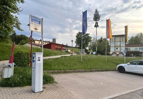 Auf dem Parkplatz am Kurhaus, direkt beim Parkautomaten, soll der Regiomat aufgestellt werden. Damit die Kunden nicht im Regen stehen, soll auch eine Überdachung gebaut werden.
