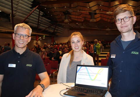 Im Kreuzfeuer der Kritik: Florian Elgas, Projektentwickler JUWI, Remchingens Rathauschefin Julia Wieland sowie Matthias Pfister, JUWI (von links).