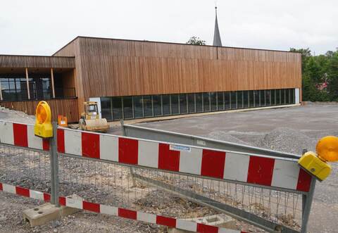 Die größte Investition im Haushaltsplan ist der Neubau der Heynlinturnhalle. Nachdem die neue Halle steht, ist die alte inzwischen abgerissen worden. An ihrer Stelle soll ein neues Kleinspielfeld entstehen.