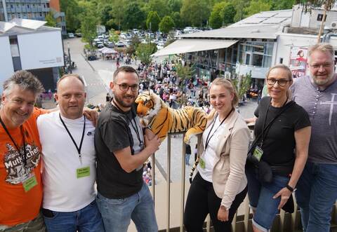 Die Organisatoren Rainer Zilly, Volker Bräuninger, Felix Höck, Bürgermeisterin Julia Wieland, Julia Reinhard und Jochen Martin (von links) freuen sich, dass beim Weltspieletag auf dem Rathausplatz unter ihnen reger Betrieb herrschte.