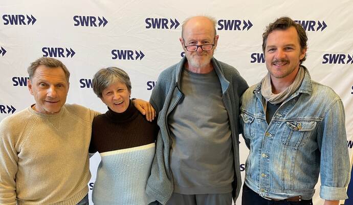 Posieren für ein gemeinsamer Foto (von links): Schauspieler Richy Müller, PZ-Leser Birgit und Helmut Glatzel sowie Schauspieler Felix Klare.