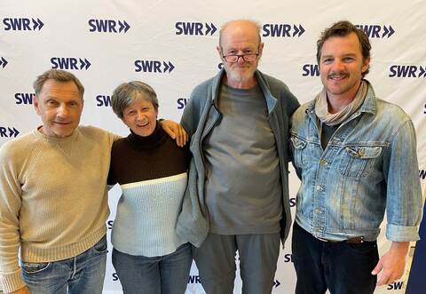 Posieren für ein gemeinsamer Foto (von links): Schauspieler Richy Müller, PZ-Leser Birgit und Helmut Glatzel sowie Schauspieler Felix Klare.