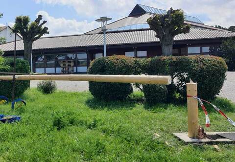 Abgesägt: Der Maibaum vor der Öschelbronner Steighalle steht nicht mehr.