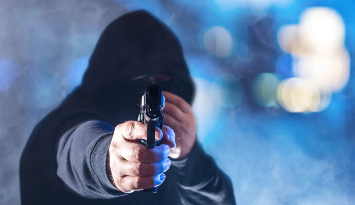 Mit einer Pistole hat der Täter die Mitarbeiterin bedroht.