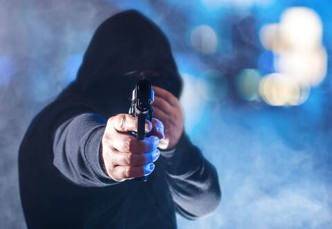 Mit einer Pistole hat der Täter die Mitarbeiterin bedroht.