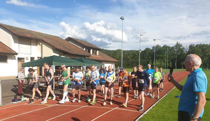 Voll konzentriert stellten sich die Läufer beim Gazelle Meeting auf dem „Plötzer“ in Königsbach an die Startlinie (hier der 5000 Meter-Lauf).