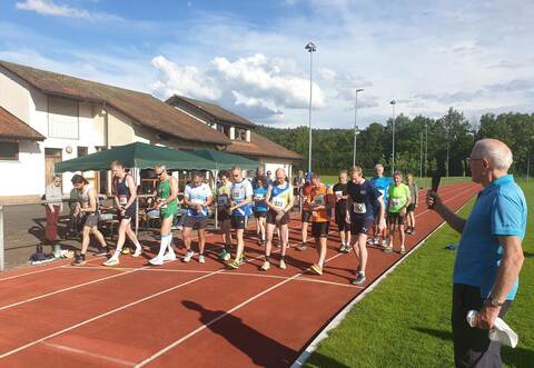 Voll konzentriert stellten sich die Läufer beim Gazelle Meeting auf dem „Plötzer“ in Königsbach an die Startlinie (hier der 5000 Meter-Lauf).
