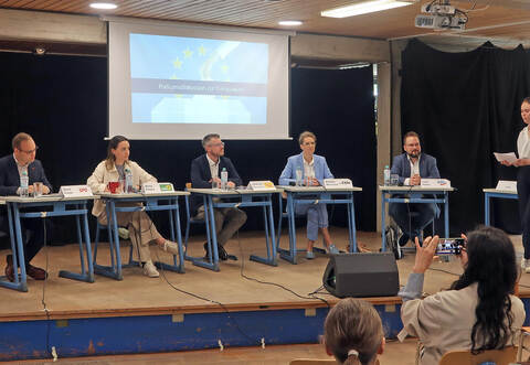 Stellten ihre Positionen zu verschiedenen relevanten Themen vor und regten zur Diskussion an (von links): Marvin Weiss (Die Linke); Davis Riedel (SPD), Anna Peters (Grüne); Johannes Baumbast (FDP); Andrea Wechsler (CDU) und Lars Haise (AfD). Moderiert wurde die Veranstaltung von den Gemeinschaftskunde-Lehrern Christoph Lenz und Anna-Lena Schmid.