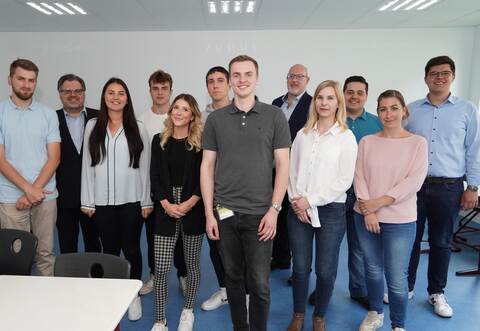 Zahlreiche Referenten haben ihr Wissen am Königsbacher Gymnasium weitergegeben – sehr zur Freude von Raphael Jost (Mitte, graues Oberteil), der den Zukunftstag dort geleitet hat.