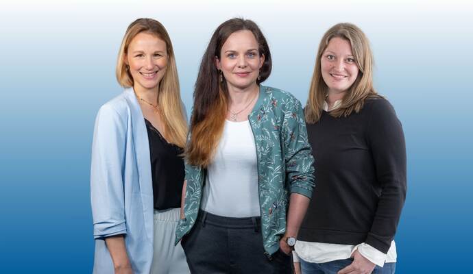 Das Trio an der Spitze der PZ-Redaktion: Anke Baumgärtel (Mitte) ist neue Chefredakteurin, Lisa Belle (rechts) und Nina Tschan sind Mitglieder der Chefredaktion.