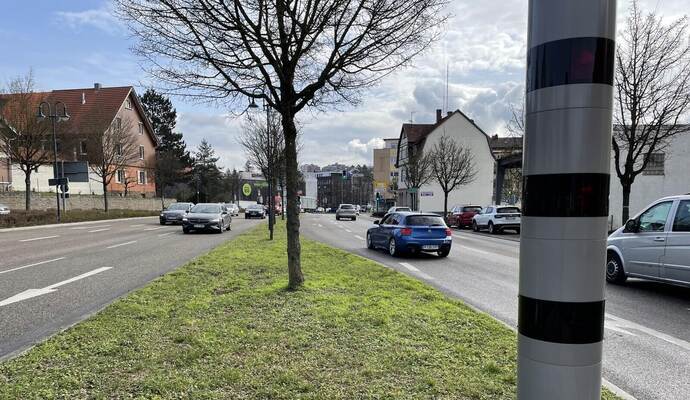 Die Blitzeranlagen an der B10-Kreuzung Pforzheimer Straße/L1132 in Mühlacker können problemlos auf verschiedene Tempolimits am Tag und in der Nacht eingestellt werden.