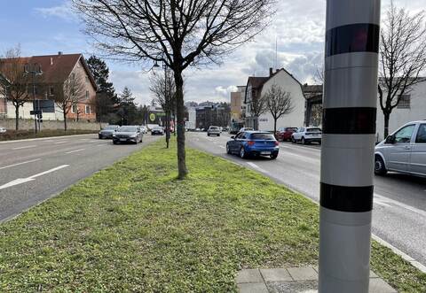 Die Blitzeranlagen an der B10-Kreuzung Pforzheimer Straße/L1132 in Mühlacker können problemlos auf verschiedene Tempolimits am Tag und in der Nacht eingestellt werden.