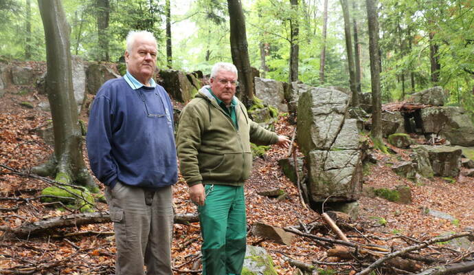 Steinmetz Matthias Jäck und Garten- und Landschaftsbauunternehmer Markus Dietz (von links) am Birkenfelder Steinhäusle. Steinmetz Matthias Jäck und Garten- und Landschaftsbauunternehmer Markus Dietz (von links) am Birkenfelder Steinhäusle.