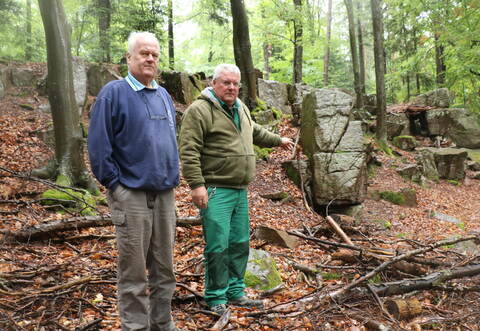 Steinmetz Matthias Jäck und Garten- und Landschaftsbauunternehmer Markus Dietz (von links) am Birkenfelder Steinhäusle.