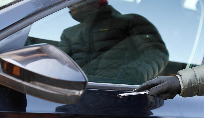 Schraubenzieher, Haustürschlüssel, Schraube – alles hinterlässt im Autolack seine Spuren. Prozess um zerkratzte Autos