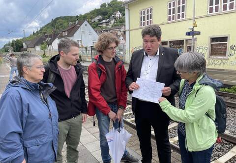 Heidi Wendelstein (von links), Theo Seemann, Marlon Frommer, Michael Joukov (Bahnpolitischer Sprecher der Grünen Landtagsfraktion) und Eva Blum zeigen die Probleme an den Bahnhöfen der Region auf.
