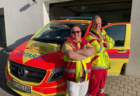 Ein eingespieltes Team: Notarzt Dr. Christian Roser (46, links) und Notfallsanitäter Martin Treutner (29) auf der ASB-Wache neben dem Siloah Krankenhaus. Hegel