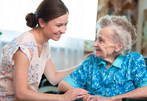 Pflege von Angehörigen ermöglicht es vielen älteren Menschen, länger im eigenen Zuhause bleiben zu können. Doch diese Pflege kostet oft Kraft und ist auch emotional nicht immer leicht.