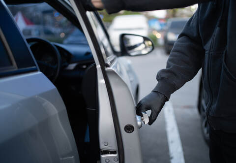Die Täter sollen zwei männliche und schlanke Personen sein.