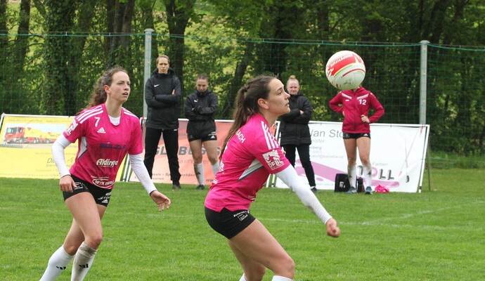Spielen bei der Klub-WM mit dem TSV Dennach um den Titel: Maya Mehle (rechts) und Pia Neuefeind. Spielen bei der Klub-WM mit dem TSV Dennach um den Titel: Maya Mehle (rechts) und Pia Neuefeind.